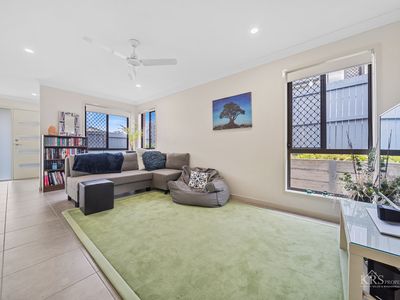 27 Dalby Street, Holmview