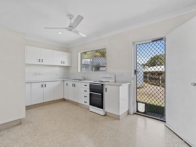 1 / 4 Toos Close, Cooee Bay