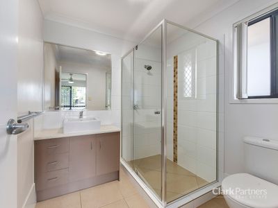 66 Gold Street, Banyo