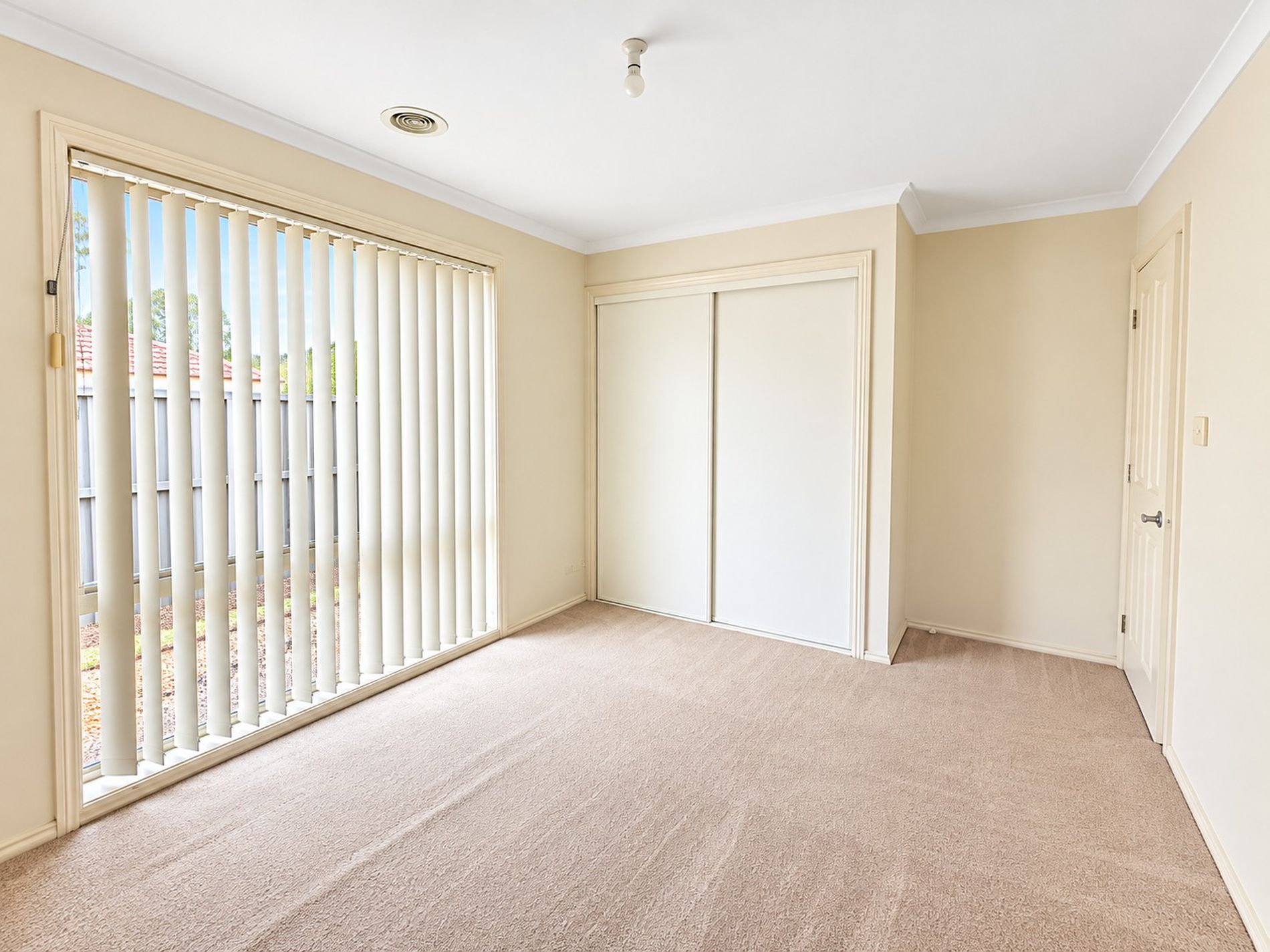 1 / 3 Enfield Avenue, Werribee