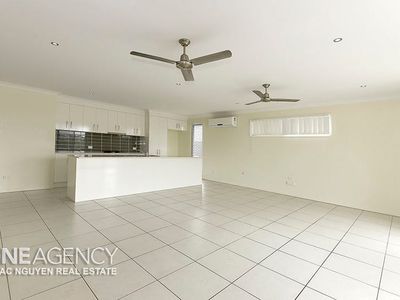40 Brock Dr, Springfield Lakes