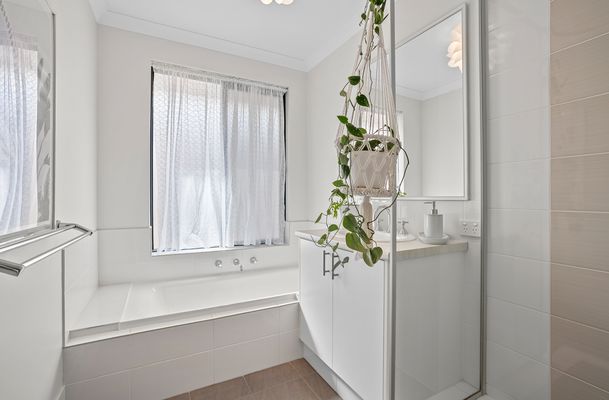 2 PENDRAGON LANE, Baldivis