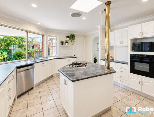 Spacious, Light-Filled Living in a Quiet Old Tewantin Cul-de-Sac image 6