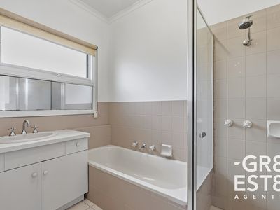 8 Stanhill Drive, Cranbourne South