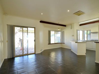 19 Forest Lake Drive, Thornlie