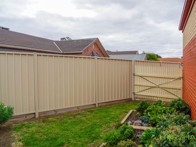 7 Hopkins Drive, Horsham