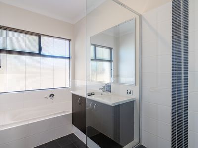 13 Coniston Bend, Waikiki