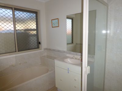 32 Cuthbert Avenue, Truganina
