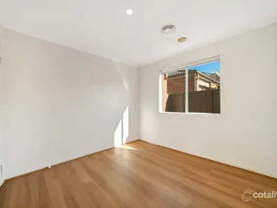 8 Manifera Close, Manor Lakes
