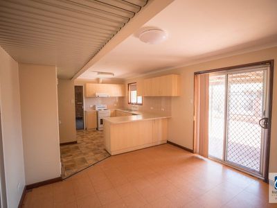 8 Barton Way, Newman