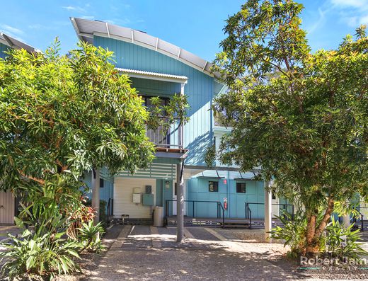  DUAL KEY APARTMENT - PREMIUM POSITION - WATER ASPECT OF LAKE DOONELLA   image 7