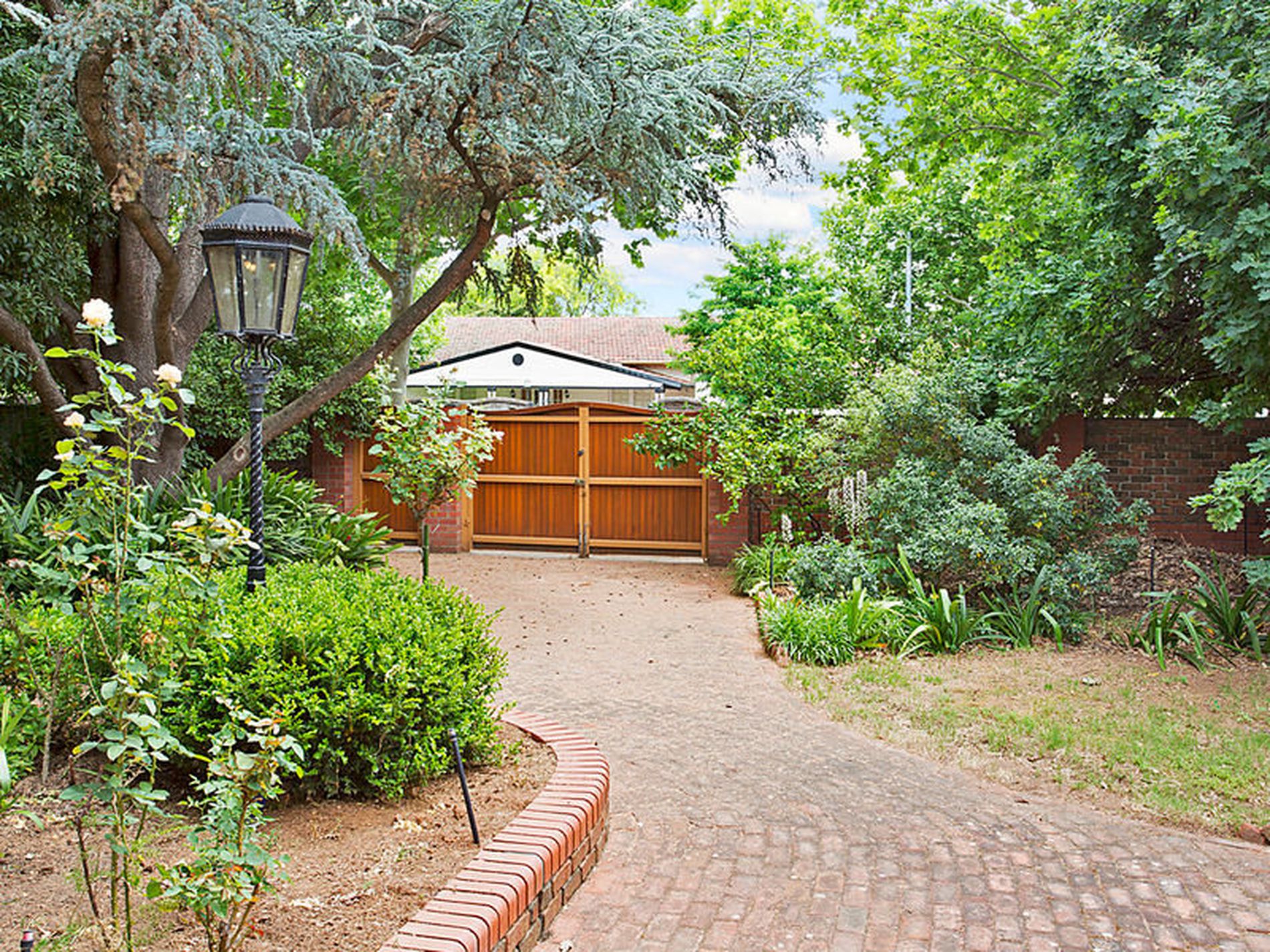 9 Cross  Road, Kingswood