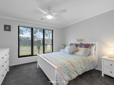 4 Canmore Street, Cranbourne East