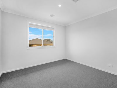 11 Winfred Drive, Mambourin