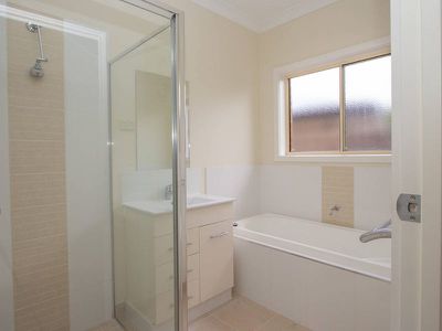 2 / 77 Cambridge Drive, Mansfield