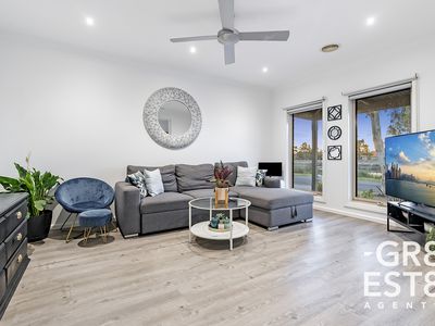 8 Kemsley Green, Cranbourne East