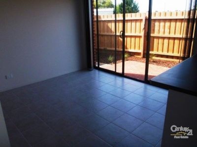 2 / 30 Simon Court, Hampton Park