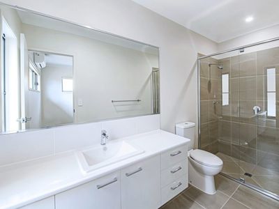 32 Excalibur Crescent, Southside