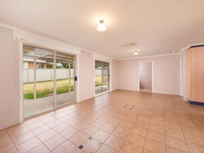 8 WATTLE WAY, West Albury