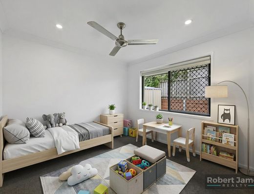 Spacious Family Home in the Heart of Peregian Springs - 5 Bedrooms + Media Room image 12