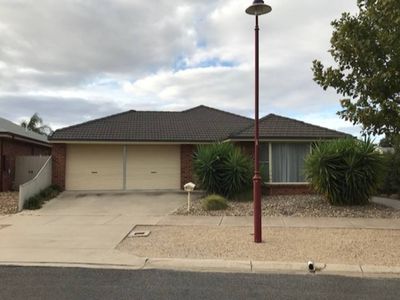 2 / 4 Mctavish Boulevard, Horsham