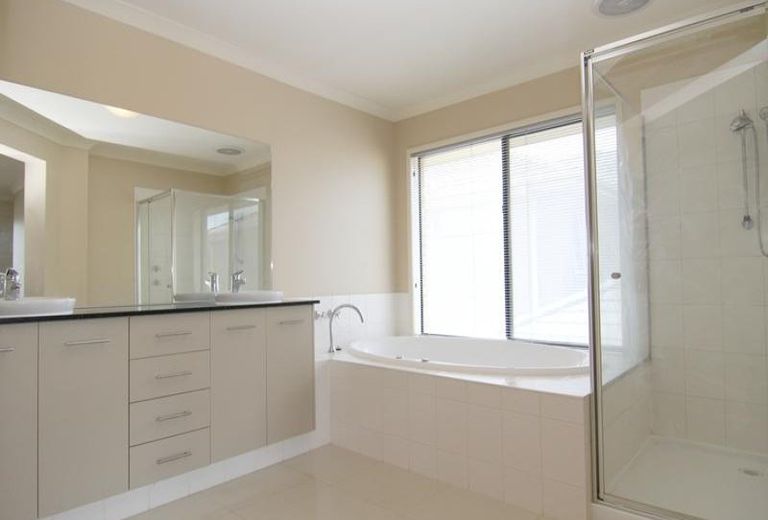 7 Waterstone Cove, Sanctuary Lakes