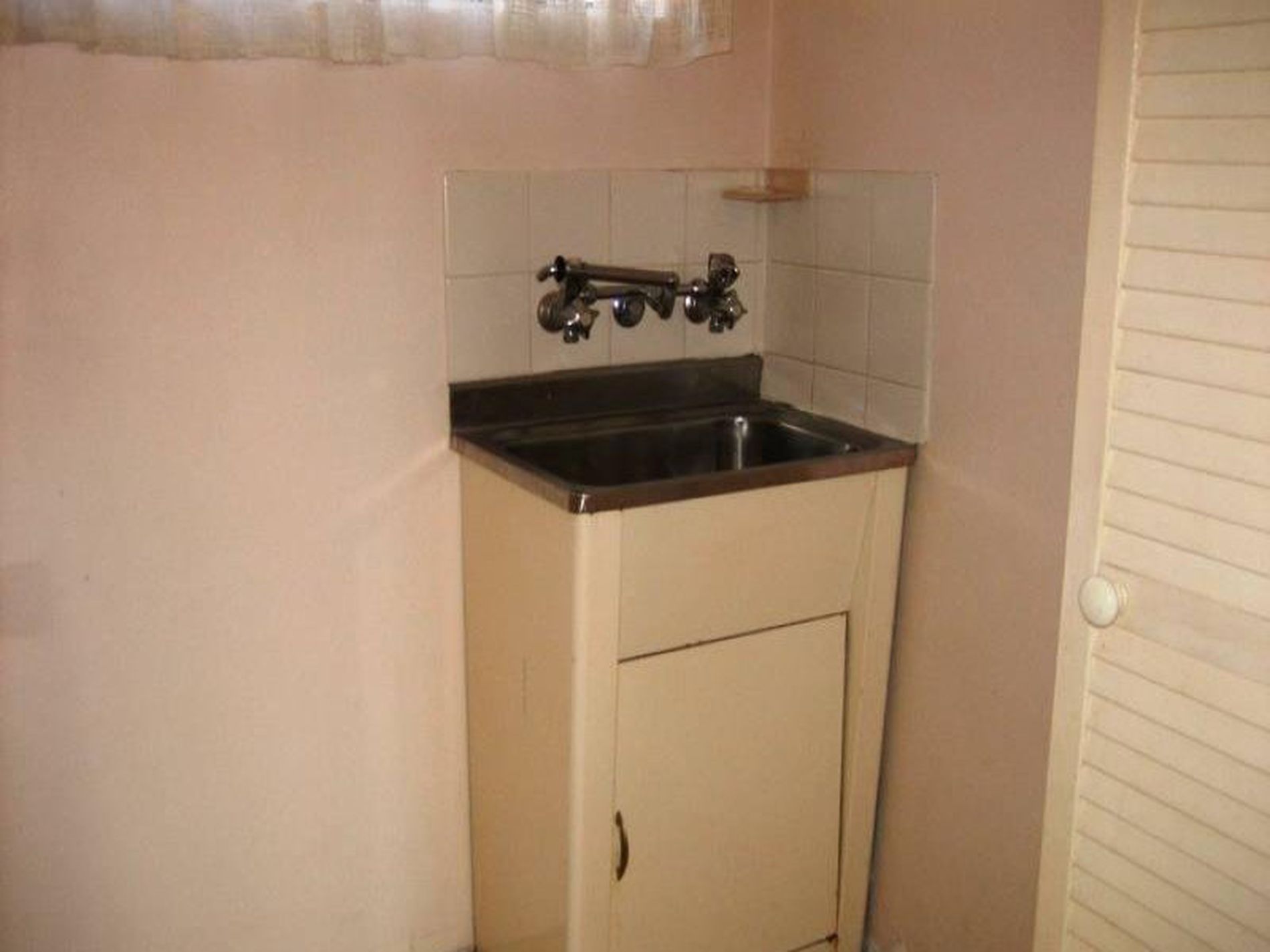 2 / 2 Denison Avenue, Barrack Heights