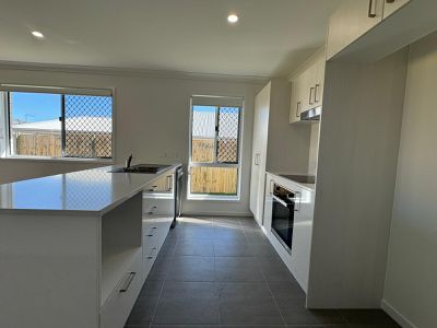 8 Alexander Pl, Gleneagle
