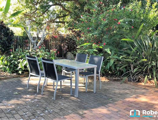  Tewantin ground floor unit, short walk to shops image 14