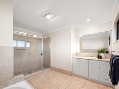 10 Talburpin Esplanade, Redland Bay