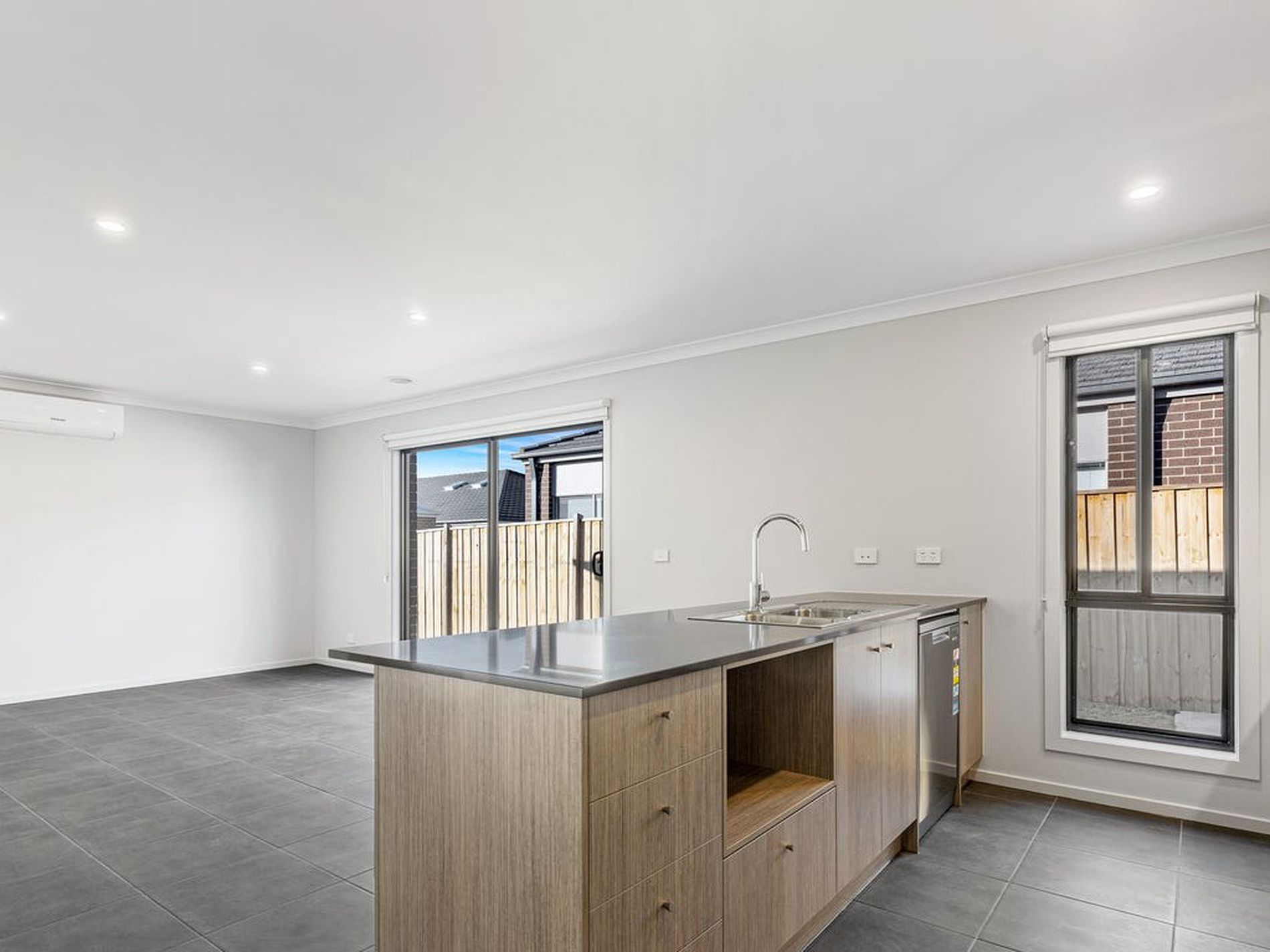 8 Library Road, Mambourin