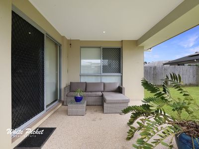 1 / 12 Wisteria Avenue, Ooralea Waters
