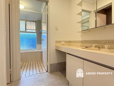 12 Catalpa Crescent, South Lake