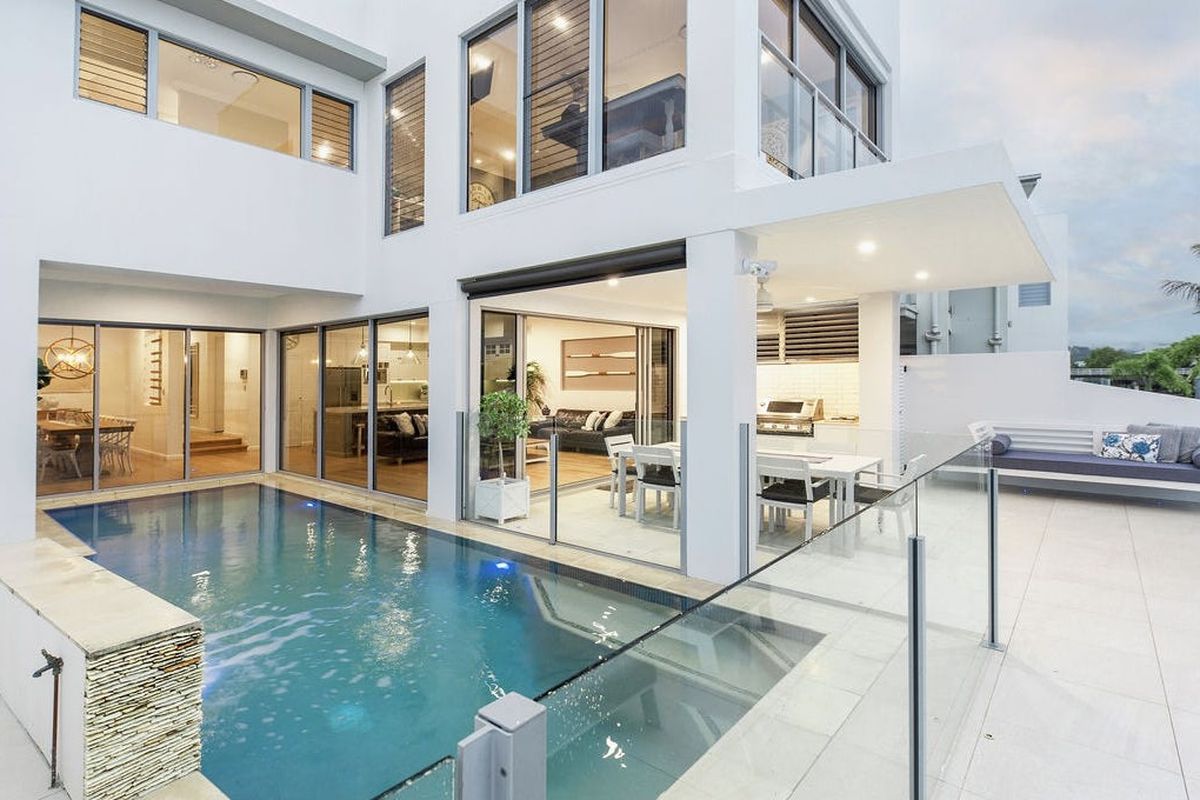 18 Onshore Place, Helensvale