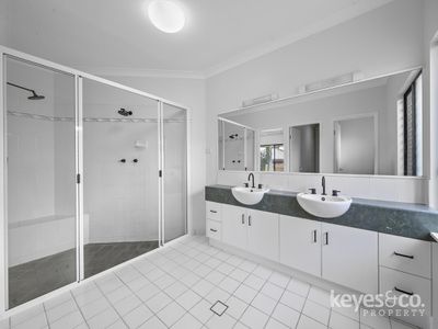 60 Crestbrook Drive, Mount Louisa