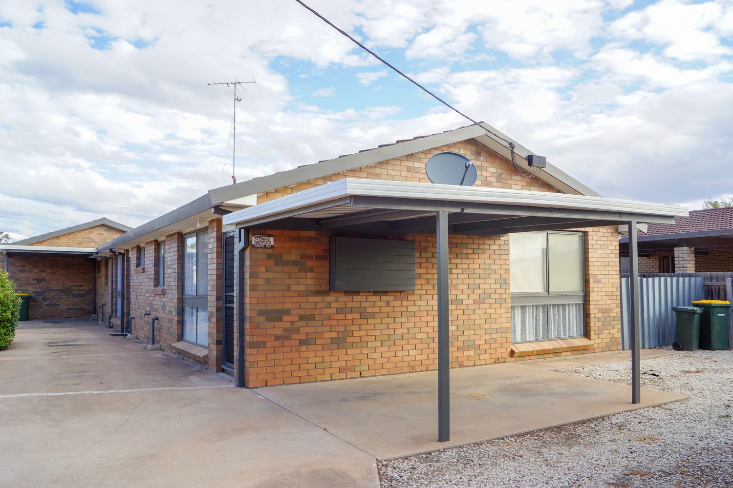 1 / 15 Schwarz Avenue, Horsham