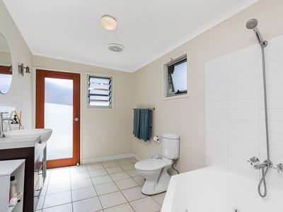1 / 3 Boondoon Crescent, Ocean Shores