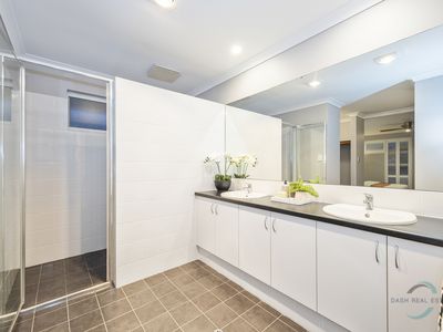 5 Scarlet Close, Tapping