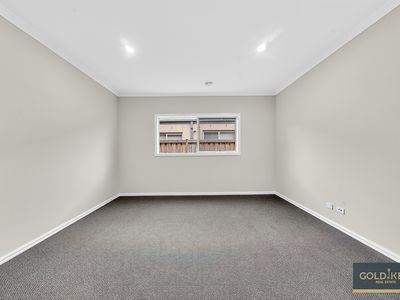 61 Sunlight Circuit, Lara