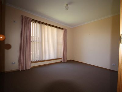 2 / 11 Freestone Crescent, Wynyard