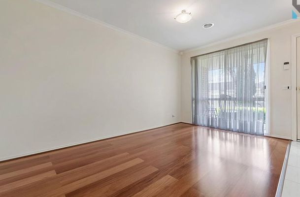 4 Ferntree Walk, Roxburgh Park