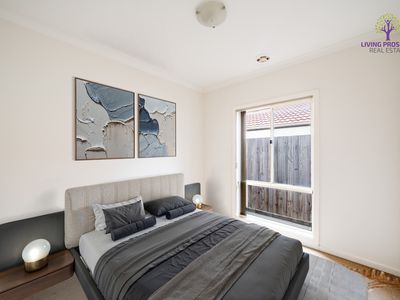 1 / 3 Buckingham Drive, Werribee