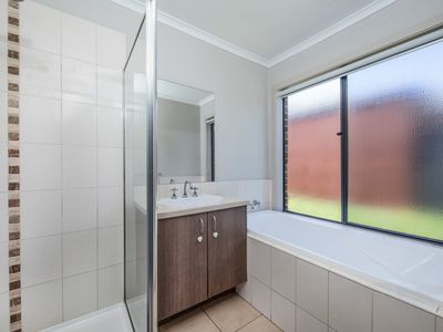 4 Billabong Crescent, Tarneit