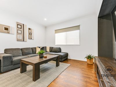 8 Hollybush Avenue, Clyde