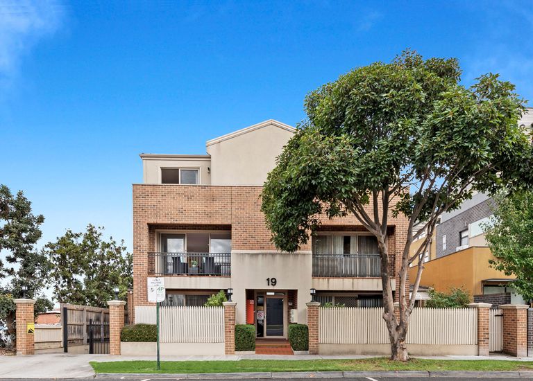 10 / 19 Cambridge Street, Box Hill