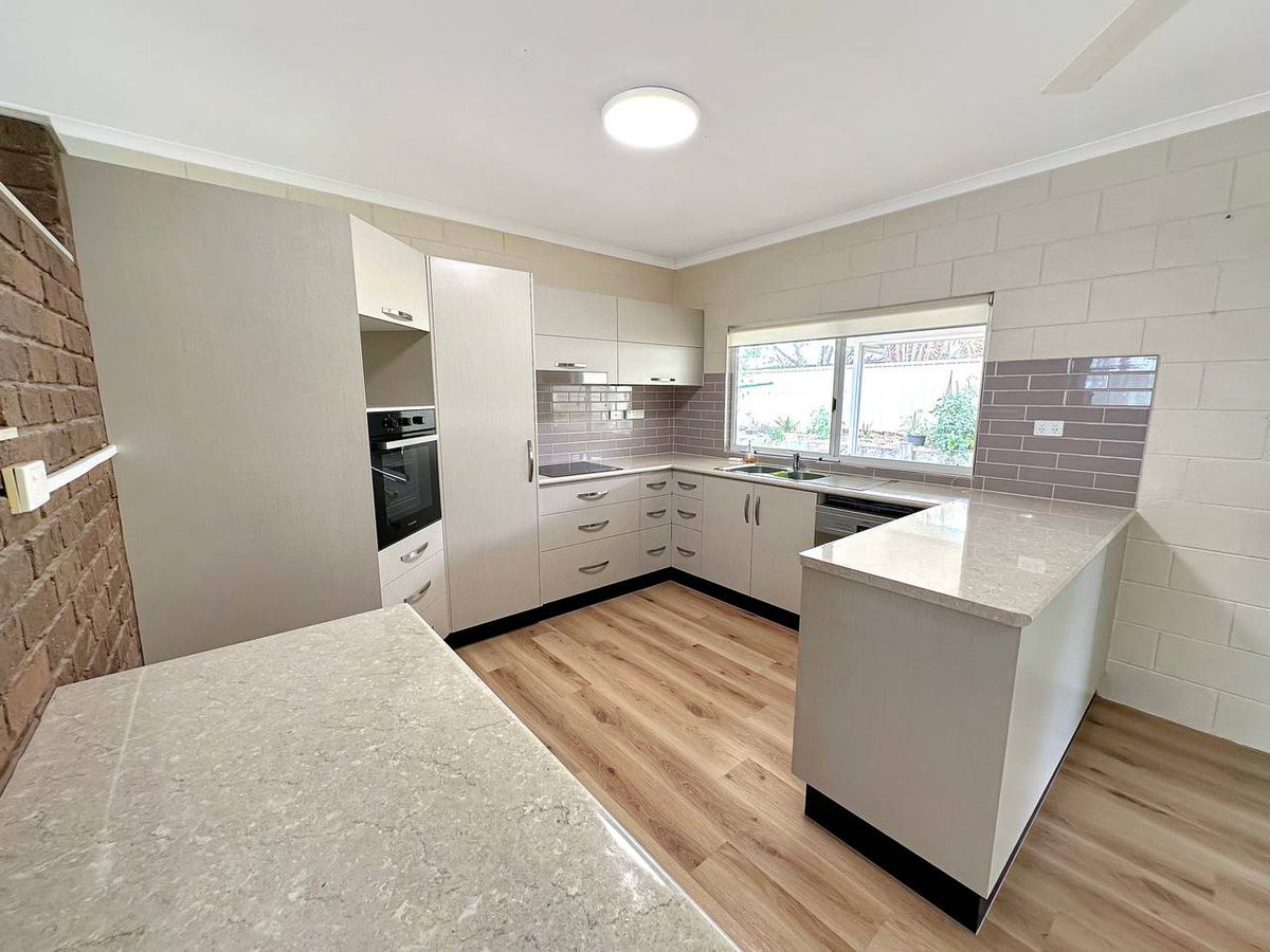 8 LARKIN CLOSE, Atherton