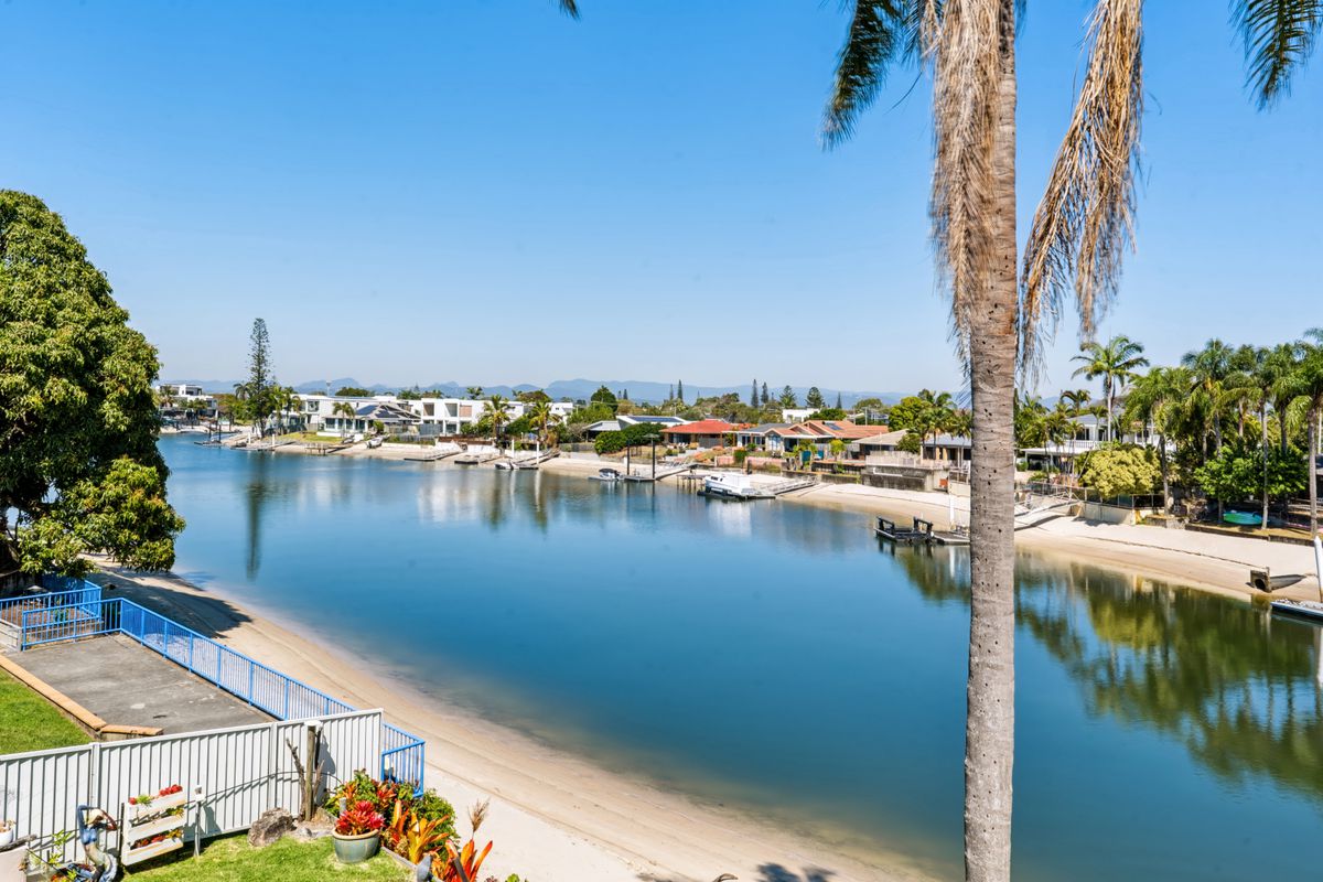 2 / 4 Orvieto Avenue, Mermaid Waters