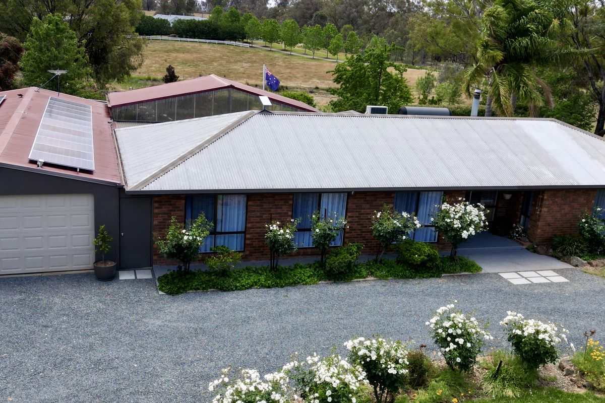 Tranquil Countryside Retreat: Modern Luxury in Serene Surroundings