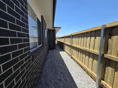 2/243 Settlers Boulevard, Chisholm