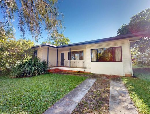 Walk to Tewantin Township - Six month lease image 1